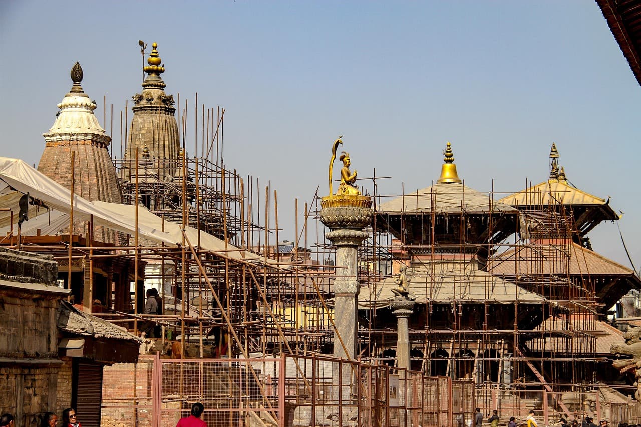 दाङका दम्पतीलाई दसैँका मूर्ति बनाउन भ्याइनभ्याई